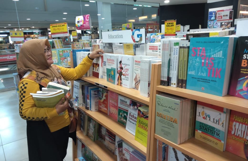 Membaca Buku Maka Jendela Dunia Akan Terbuka